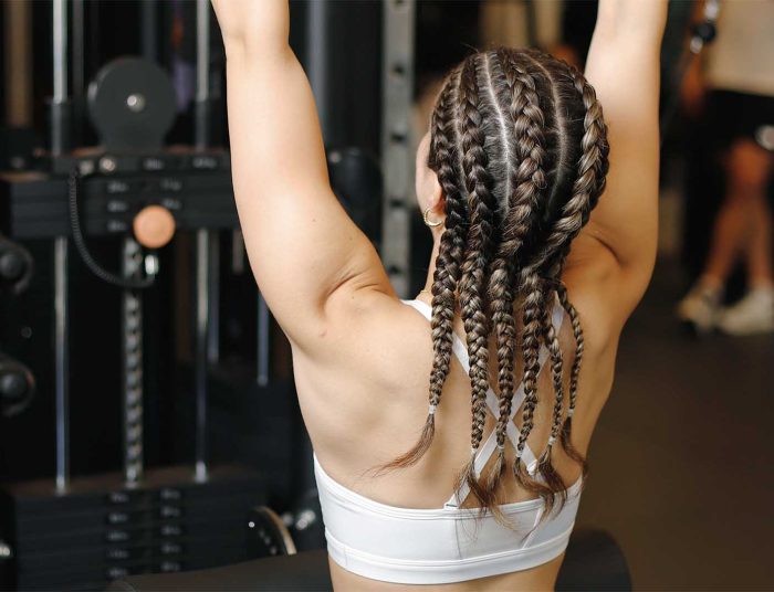 γυναίκα που κάνει άσκηση πλάτης στο Icon Fitness Χαλάνδρι