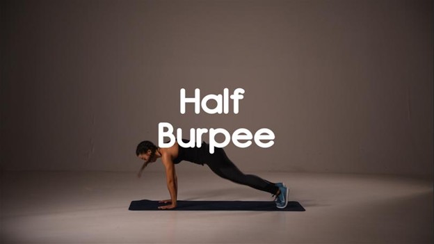 γυναίκα που κάνει half burpee