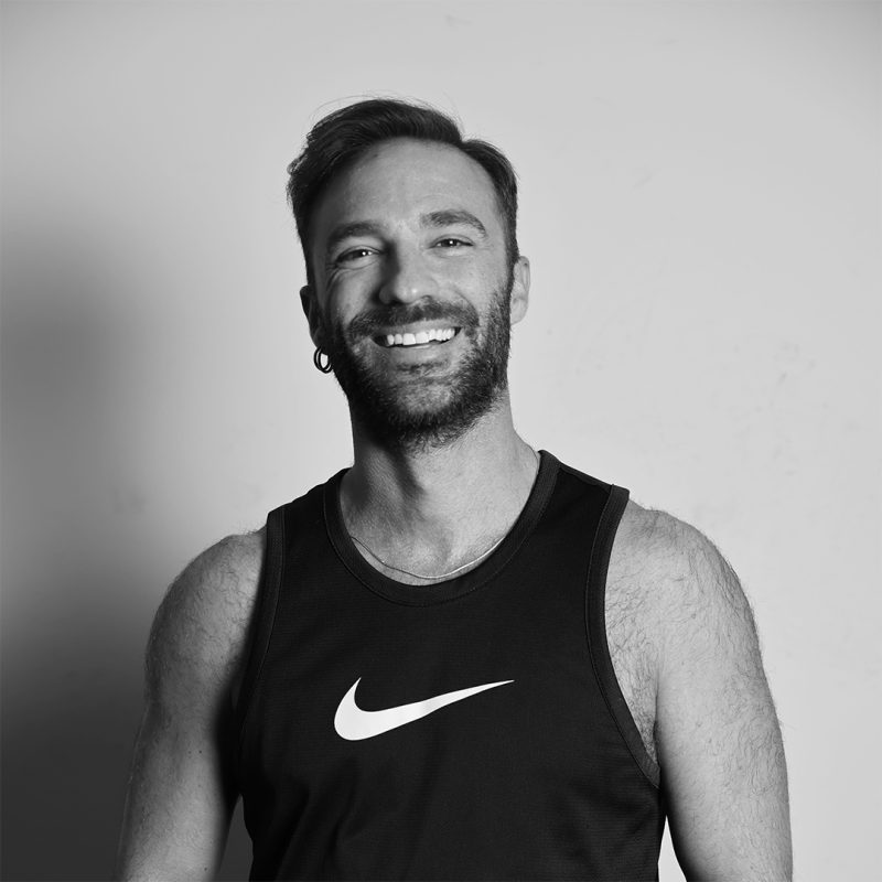 Icon Fitness | άντρας με αθλητικά που χαμογελάει