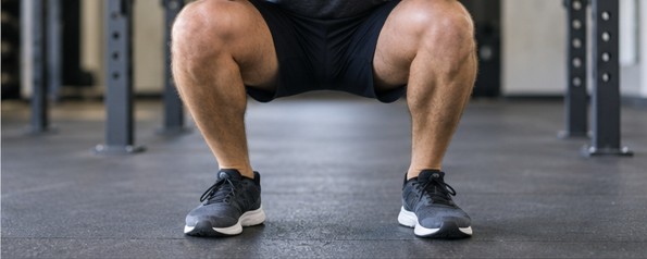 Icon Fitness | άντρας που κάνει βαθύ κάθισμα στο γυμναστήριο