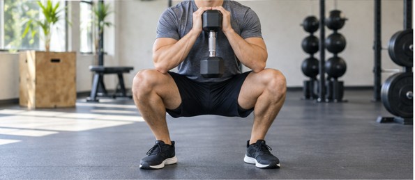 Icon Fitness | άντρας που κάνει κάθισμα με βαράκι