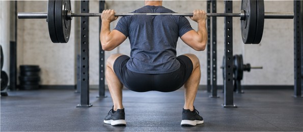 Icon Fitness | άντρας που κάνει squat με μπάρα