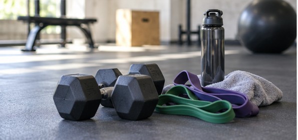 Icon Fitness | βαράκια, πετσέτα και λάστιχο σε γυμναστήριο