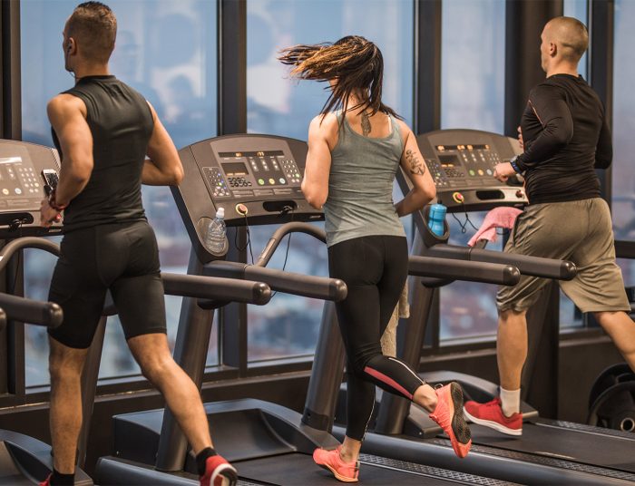 Icon Fitness | άτομα που τρέχουν σε διαδρόμους γυμναστηρίου